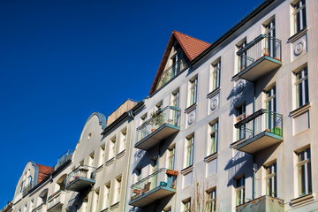 sanierte häuserzeile in berlin, deutschland