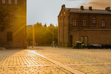 Zachód słońca w muzeum wojskowym  w Oslo