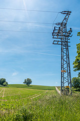 Stromast im Feld im Sommer