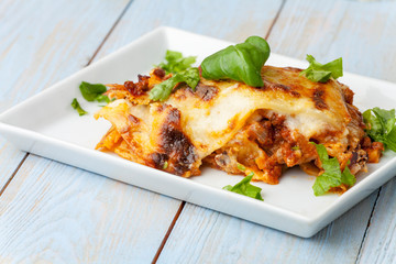 frische italienische Lasagne auf dem Teller