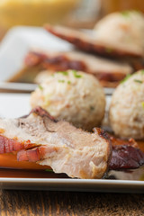 bayerischer Schweinebraten mit Knödeln