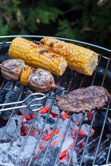 Fleisch und Mais auf dem Grill
