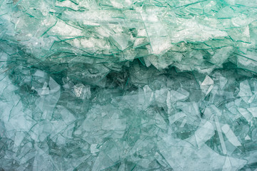 Fensterscheiben Alt und Bruch Glas im Recycling Container