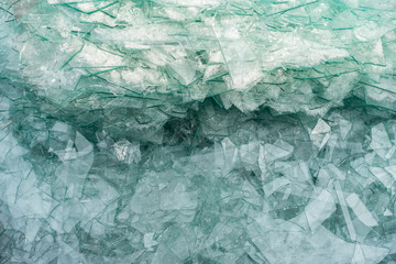 Obraz premium Fensterscheiben Alt und Bruch Glas im Recycling Container