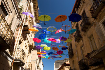 Fototapeta na wymiar Regenschirme in der Stadt