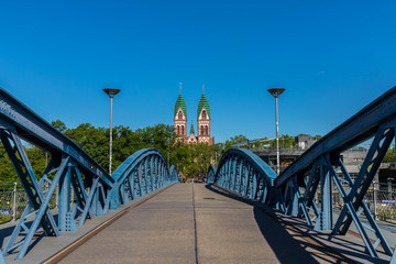 Fahrradbrücke in Freiburg mit Stahlgeländer