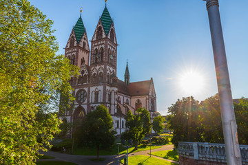 Herz-Jesu-Kirche von Freiburg im Gegenlicht der untergehenden Sonne