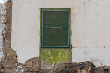 Alte grüne Tür eines Schuppen