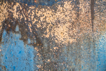 Lack blättert ab von rostigem Metallblech