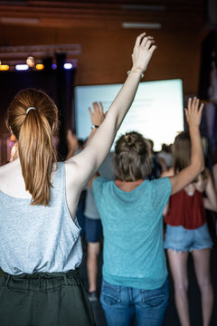 junge Frau beim Lobpreis / Worship in Kirche