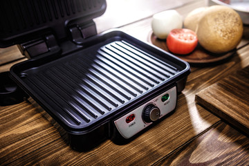 Electric grill for cooking barbecue at home