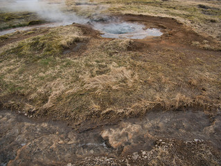 Ein kleiner geothermaler Pool mit kochenden Wasser