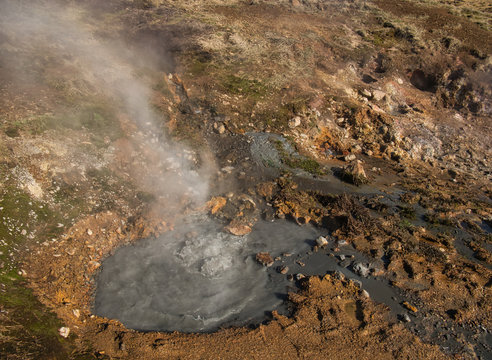 Eine brodelnde geothermale Quelle bei Reykjadalur