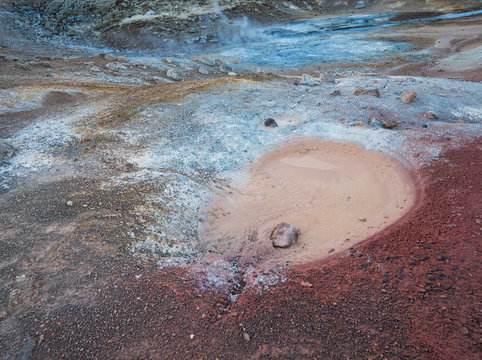 Schlamml&ouml;cher und bunte Farben im Krysuvik Weiler