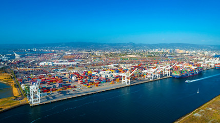 Oakland Harbor port terminal with cargo ship and shipping containers - obrazy, fototapety, plakaty