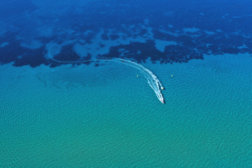 Naklejka premium Aerial view of speed boat in motion. Water transportation and summer leisure time activity.