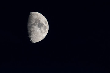 Zunehmender Mond am Himmel
