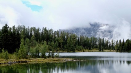 Fototapeta premium lake and snowcapped mountain