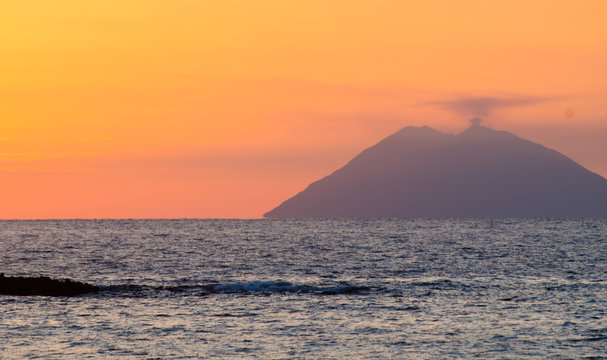 Sonnenuntergang mit Stromboli in Kalabrien