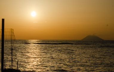 Sonnenuntergang mit Stromboli in Kalabrien
