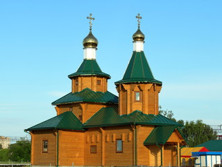 Fototapeta na wymiar The church is wooden, golden domes