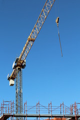 Gru nel cantiere edile - costruire