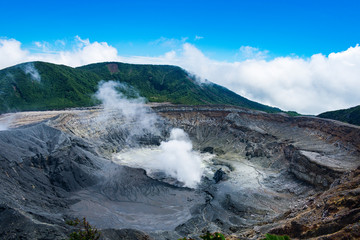 El Volcán Poás es uno de los volcanes más populares en Costa Rica. Principalmente debido a la proximidad a San José. Poás es uno de los mas activos y más grandes en el mundo.