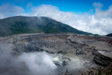 El Volcán Poás es uno de los volcanes más populares en Costa Rica. Principalmente debido a la proximidad a San José. Poás es uno de los mas activos y más grandes en el mundo.