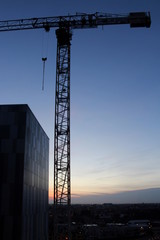 Gru nel cantiere edile - costruire