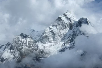 Fotobehang Ama Dablam Uitzicht op mistige Ama Dablam in de wolken op weg naar Everest Base Camp, Nepal