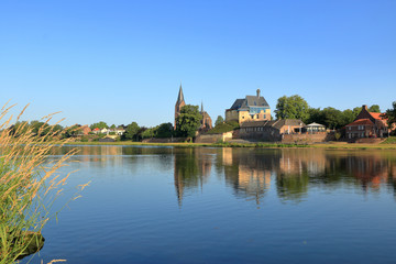 Fototapeta na wymiar Blick über die Maas zum Schloss Keverberg und Kirche in Kessel