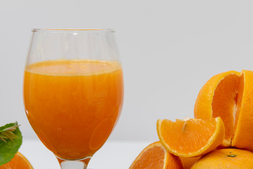 Vaso de zumo de naranjas y la fruta fresca