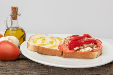 Sándwich de atún con tomate y pimiento rojo