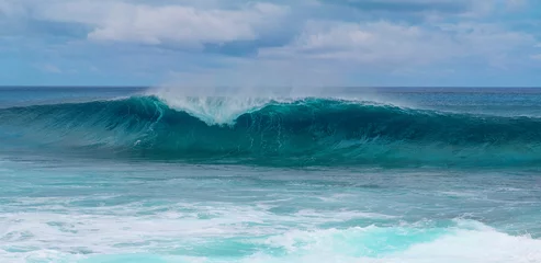 Türaufkleber Beautiful ocean tube wave rolls towards the beach of an exotic island in Pacific © helivideo