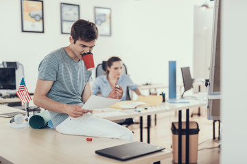 Obraz premium Young guy is working with startup project in office