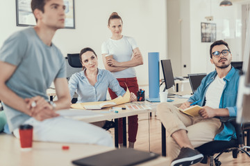 Obraz premium Happy colleagues discussing scheme of startup development