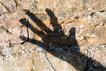 L'ombre d'une main et sa trace.