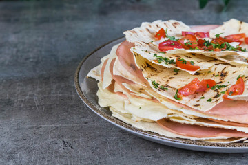 Pane carasau con olio tartufato, mortadella e pomodorini 