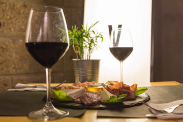 aperitivo con vino rosso e tagliere di salumi e formaggi