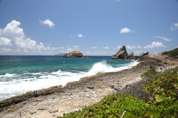 Plage littoral vagues sur rochers océan
