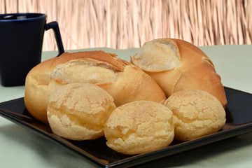 french bread roasted over black sauce with straw bottom