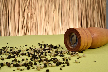 Pepper grinder with peppers grains without straw bottom