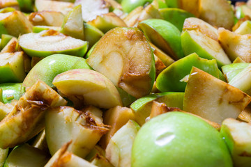 Ripe green apples sliced ​​into slices, close-up with dof effect, healthy food for all ages, diet food.