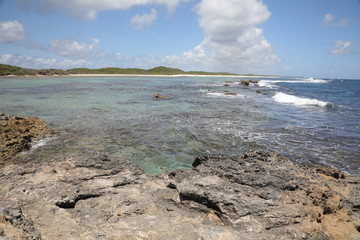 vagues qui éclatent sur les rochers Océan, Plage, mer des Caraibes