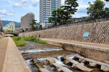 都会を流れる川