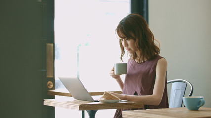 女性・カフェ