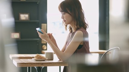 カフェ・女性・スマートフォン