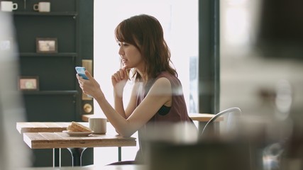 女性・カフェ・スマートフォン