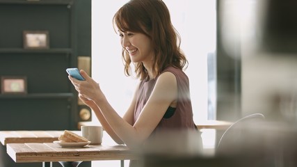 カフェ・女性・スマートフォン