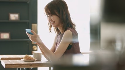 カフェ・女性・スマートフォン